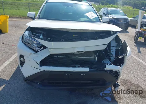 2021 Toyota Rav4 Xle z USA, uszkodzony, nr VIN 2T3RWRFV8MW111927